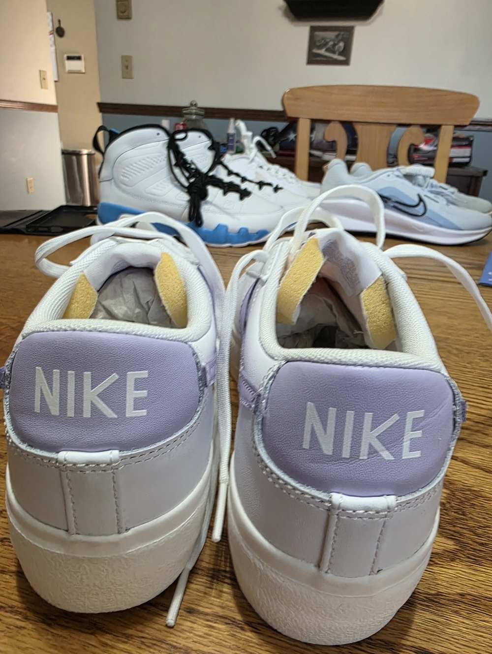 Nike Blazer Low Size 9 Women’s White Sneakers with Light Purple Accents - Picture 4 of 6